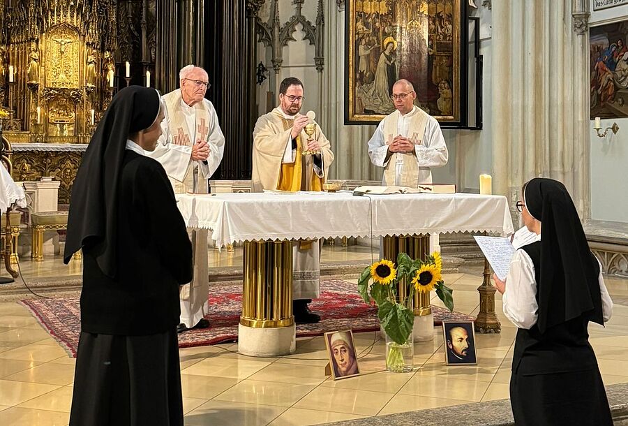 Vor der erhobenen Hostie legte Sr. M. Kamila Josefína Trojanová ihre Gelübde ab. / Congregatio Jesu Vor der erhobenen Hostie legte Sr. M. Kamila Josefína Trojanová ihre Gelübde ab.