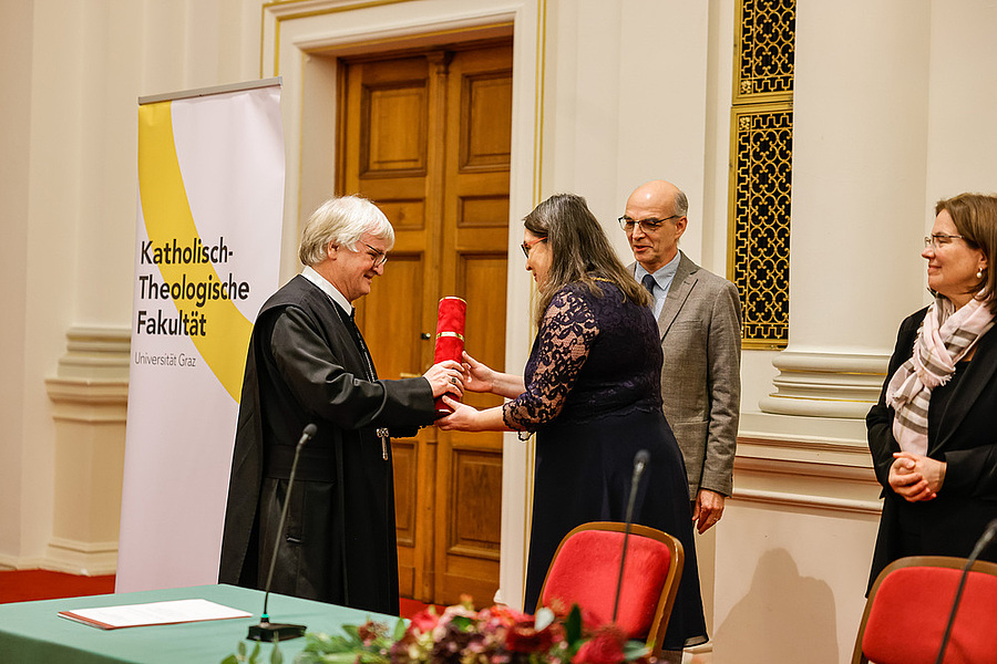 Dekanin Katharina Pyschny überreichte Abt Gerhard Hafner den Ehrenring in Gold der Katholisch-Theologischen Fakultät der Universität Graz. / Sonntagsblatt/Gerd Neuhold Dekanin Katharina Pyschny überreichte Abt Gerhard Hafner den Ehrenring in Gold der Katholisch-Theologischen Fakultät der Universität Graz.