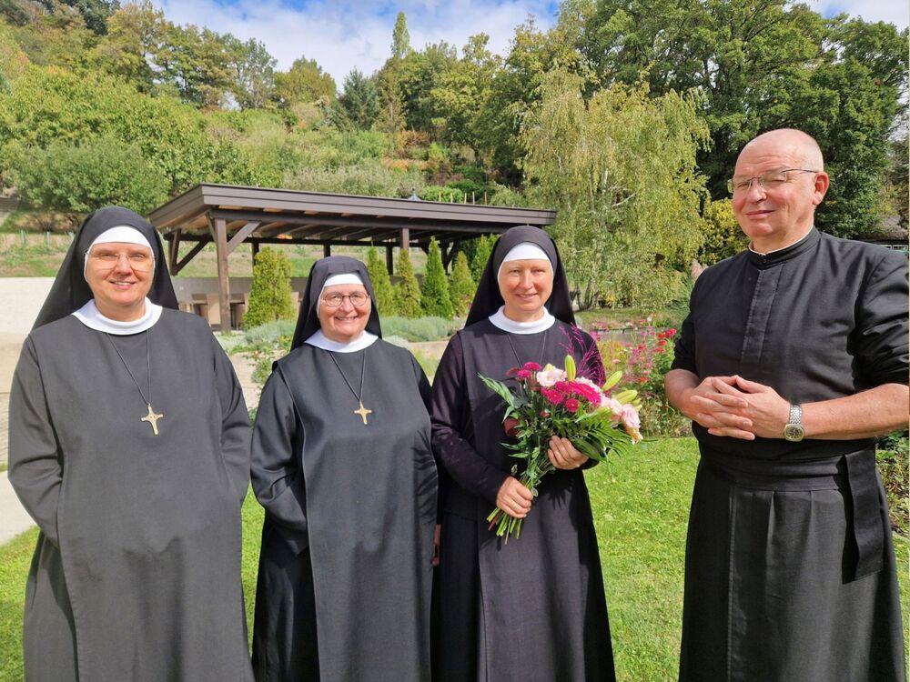 Freuten sich mit Sr. Bernadette Banakiewicz (3.v.l.): die scheidende Priorin Sr. Magdalena Niescioruk, Generalpriorin Sr. Helene Binder und Bischofsvikar P. Erich Bernhard (v.l.). / Benediktinerinnen der Anbetung Freuten sich mit Sr. Bernadette Banakiewicz (3.v.l.): die scheidende Priorin Sr. Magdalena Niescioruk, Generalpriorin Sr. Helene Binder und Bischofsvikar P. Erich Bernhard (v.l.).