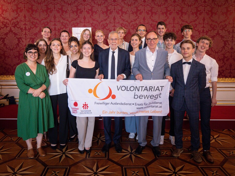 Bundespräsident Alexander Van der Bellen und Sozialminister Johannes Rauch entsandten 17 junge Erwachsene in ihre Freiwilligeneinsätze mit „Volontariat bewegt“. / Daniel Trippolt/HBF Bundespräsident Alexander Van der Bellen und Sozialminister Johannes Rauch entsandten 17 junge Erwachsene in ihre Freiwilligeneinsätze mit „Volontariat bewegt“.
