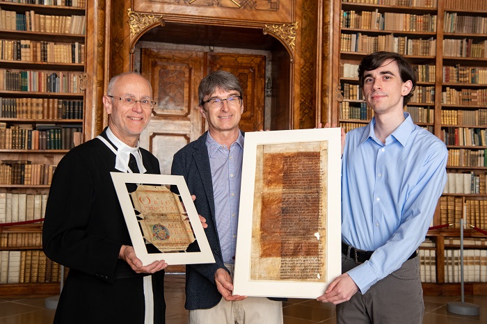 Fotos Riesenbibel-Fragmente für Presseaussendung