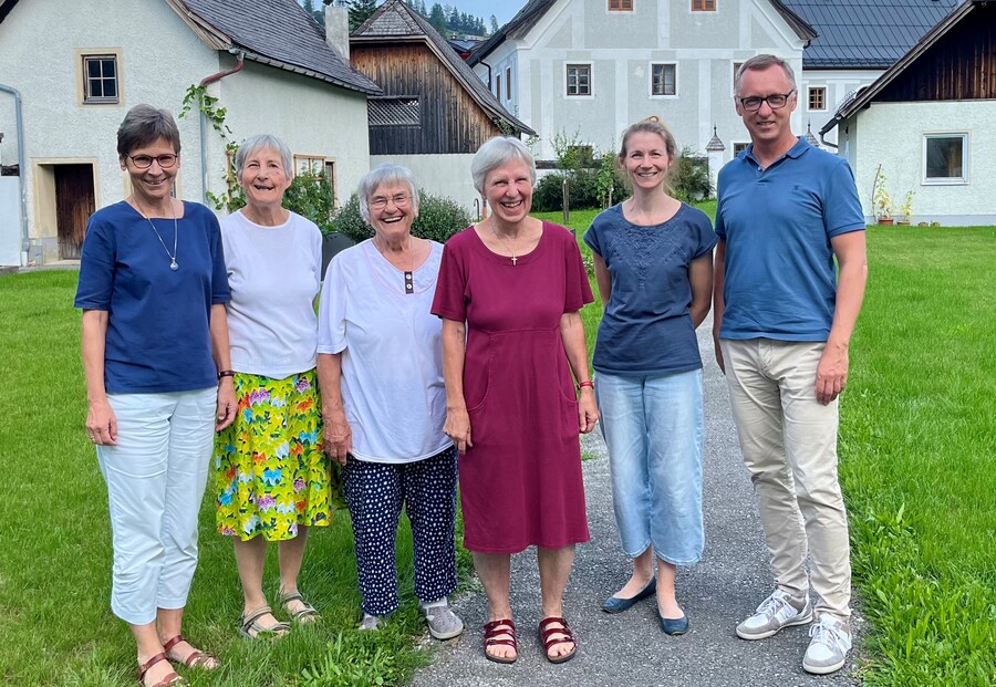 In Abtenau sind Missionarinnen Christi gemeinsam mit zwei Benediktinern von St. Peter in einem Pfarrhaus anzutreffen.
