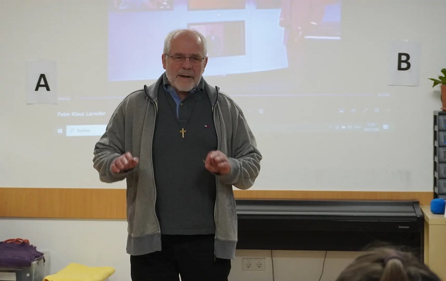 P. Klaus Laireiter erzählte den Schüler:innen von der Bedeutung des „Spirits“ in seiner Karriere im Kampfsport.