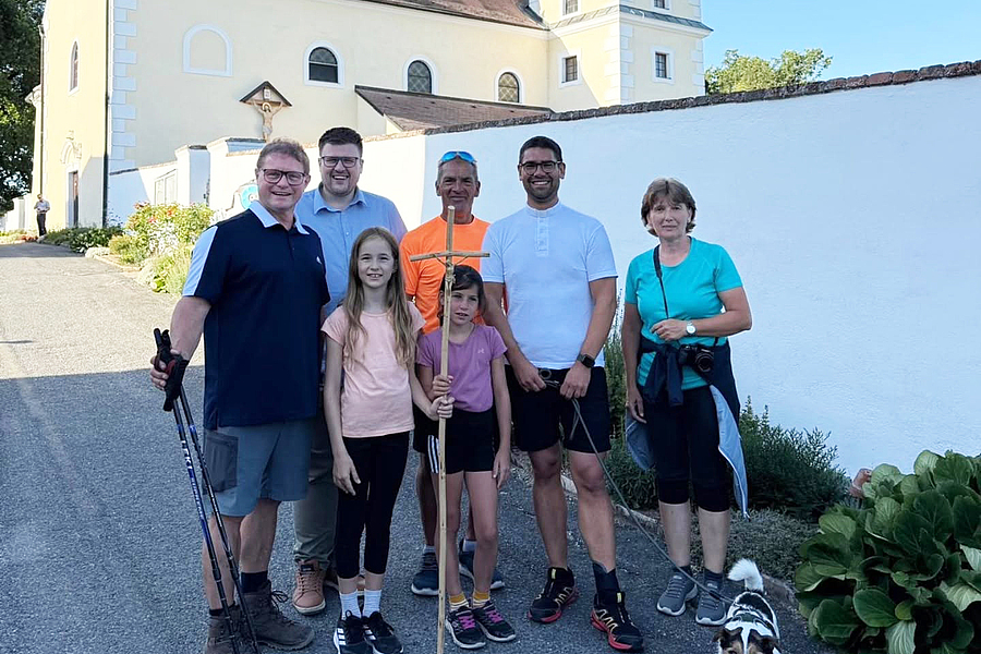P. Clemens Hainzl (2.v.r.) aus dem Stift Altenburg initiierte gemeinsam mit der Diözesansportgemeinschaft St. Pölten eine Sonnenfinsternis-Wanderung.