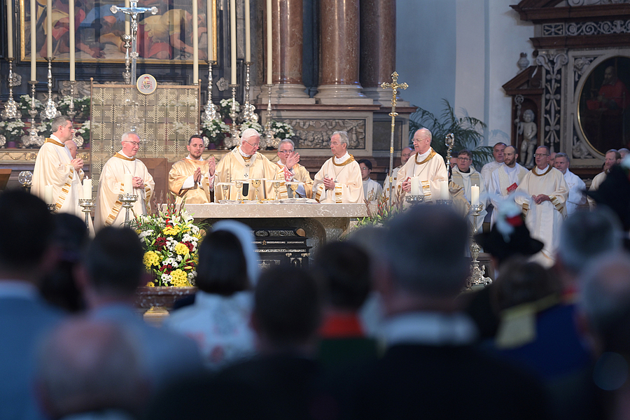 Erzbischof Franz Lackner feierte die Messe im Beisein von Repräsentant:innen aus Religion, Gesellschaft und Politik, Mitbrüdern sowie langjährigen Weggefährten und mit der Unterstützung von über 50 Priestern, Diakonen und Pastoralassistent:innen.