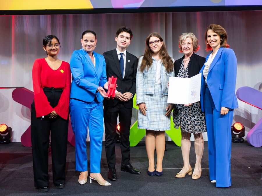 Das Wiener Gymnasium Maria Regina erhielt von Europaministerin Karoline Edtstadler den Europa-Staatspreis in der Kategorie „Europa in der Bildung“.