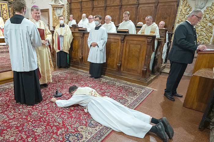 Priesterweihe / © Copyright 2021 Jack Haijes, Jack Haijes Bild: v.l.n.r. P. Stephan Daniel Eberhardt, Abt Nikolaus Thiel - Stift Schlierbach
Pater Stephan Daniel Eberhardt wurde durch Bischof Manfred Scheuer im Stift Schlierbach zum Priester geweiht.
Foto Jack Haijes