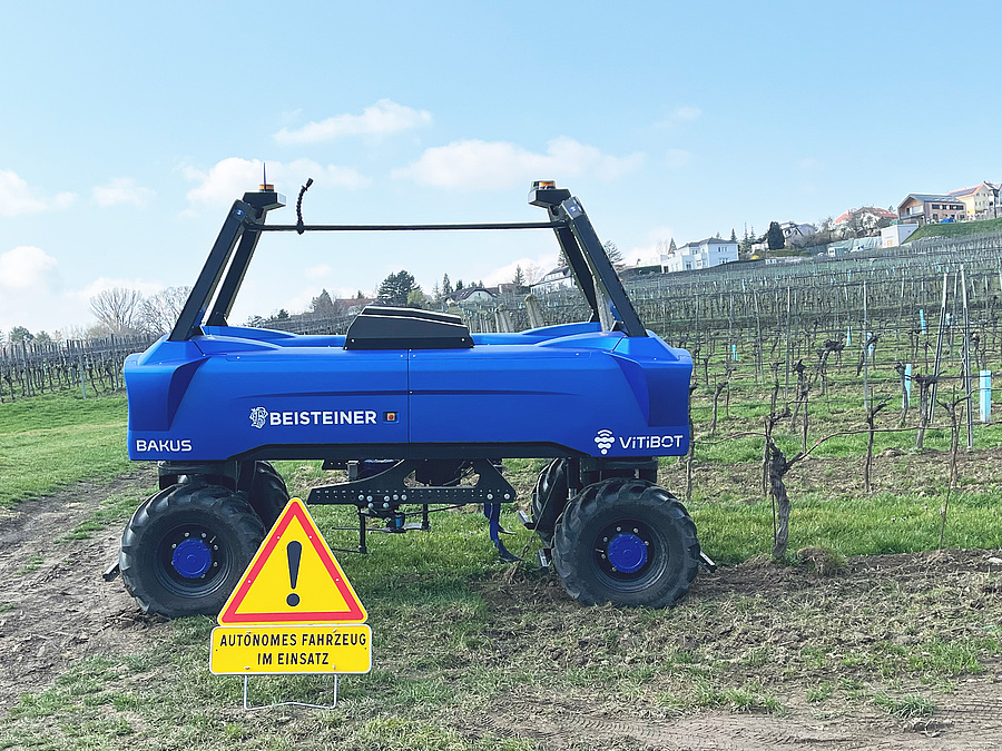 Der französische Weinbau-Roboter namens „Bakus“ ist mit der Inbetriebnahme im Weingut Stift Klosterneuburg nun erstmals in Österreich im Einsatz.