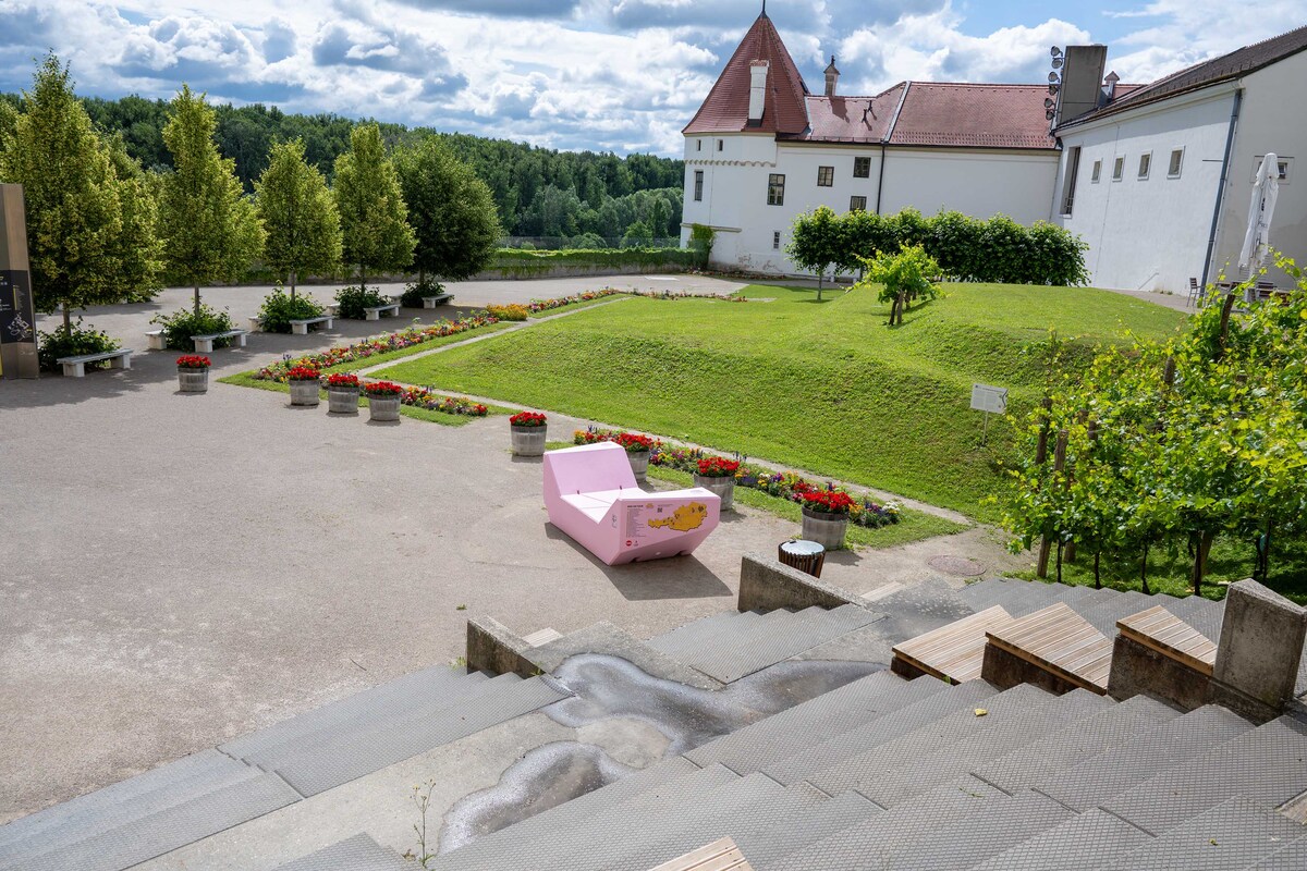 Enzi vor dem Stift Klosterneuburg / W.B.Hanzmann Enzi vor dem Stift Klosterneuburg