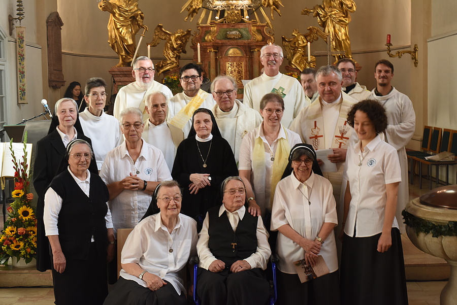 Sr. Theresa Sudasch (vorne, 2.v.l.), Sr. Regina Fučik (vorne, Mitte) und Sr. Michaela Bucsics (vorne, 4.v.l.) feierten in einem Festgottesdienst in der Pfarrkirche Kaiserebersdorf ihre Ordensjubiläen.