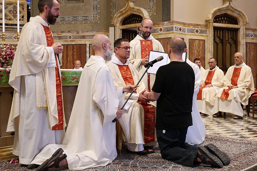Br. Peter Netzer sprach seine Gelübde in die Hände von Br. Thomas Schied. / Kapuziner Br. Peter Netzer sprach seine Gelübde in die Hände von Br. Thomas Schied.