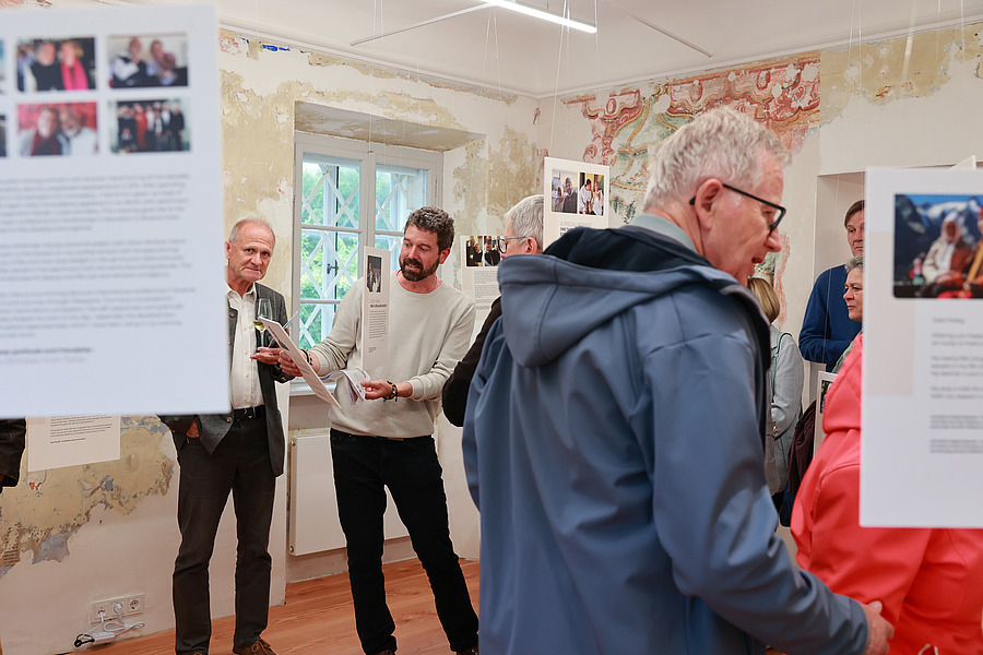 Toni Huber führte die Gäste durch die Ausstellung im Mozarthaus St. Gilgen.