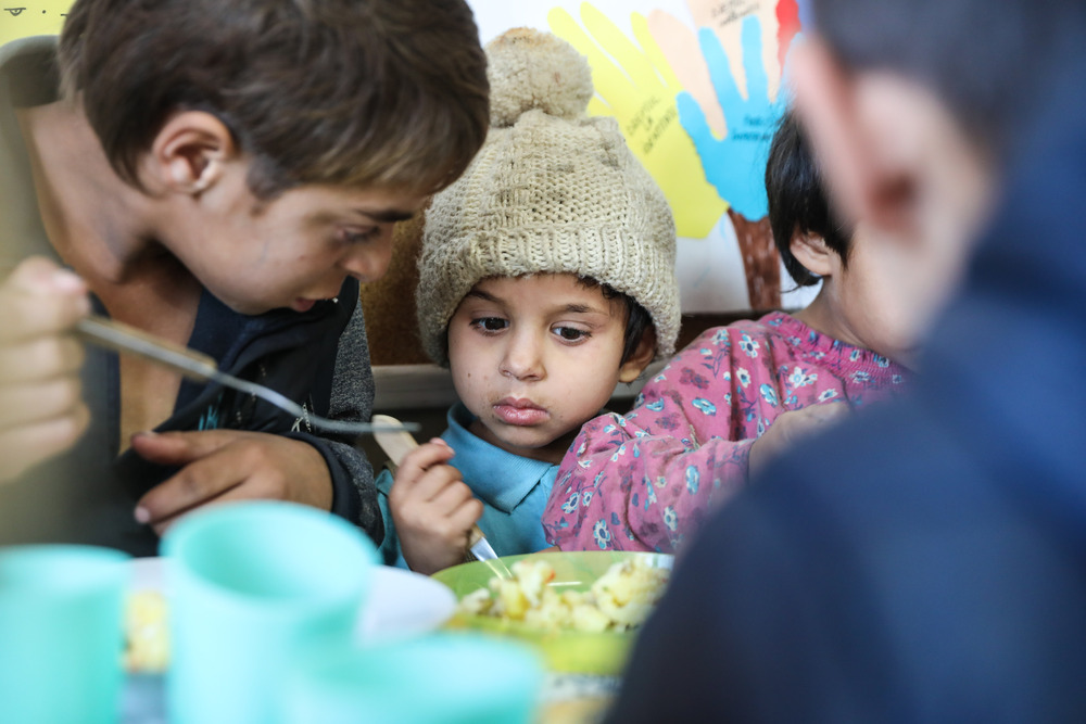 Elijah bietet Kindern auch warmes Essen an