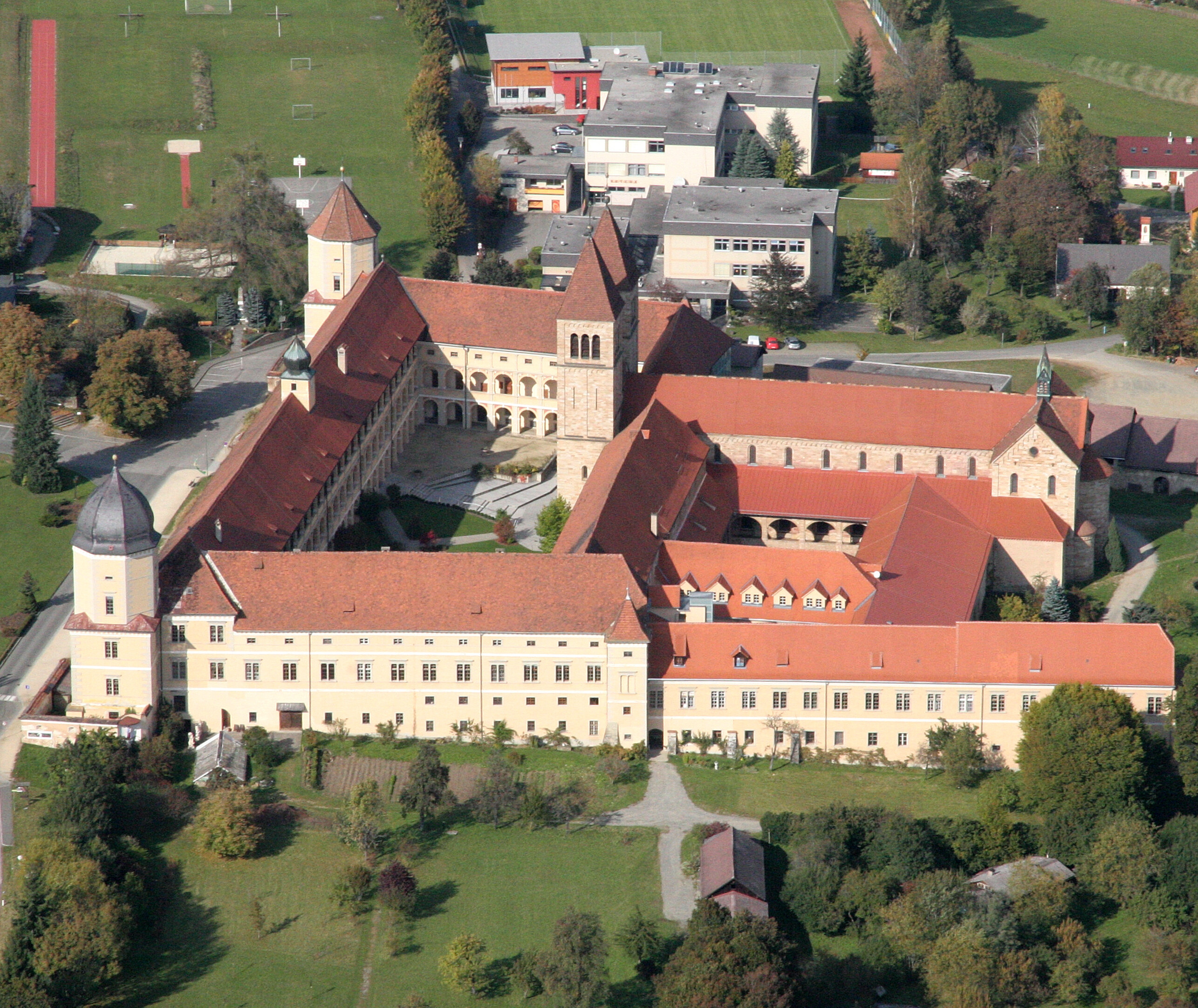 Arcomonte26, Benediktinerstift Seckau, Luftbild 3, CC BY-SA 3.0 AT Benediktinerabtei Seckau