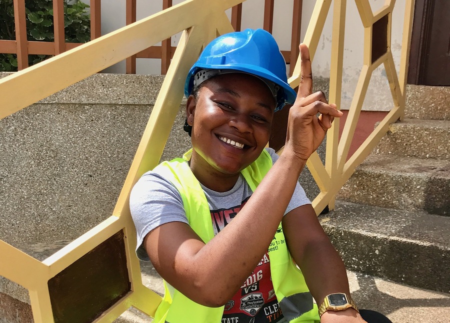 Elizabeth macht im Don Bosco Training Institute Ashaiman, Ghana, eine Ausbildung zur Kranführerin. 