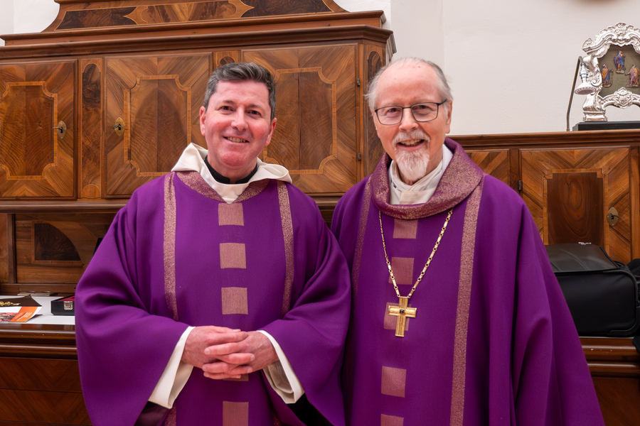 P. Lukas Agerer (l.) wurde am 9. März 2024 zum Diakon geweiht. Mit dabei war auch Abt German Erd (r.).