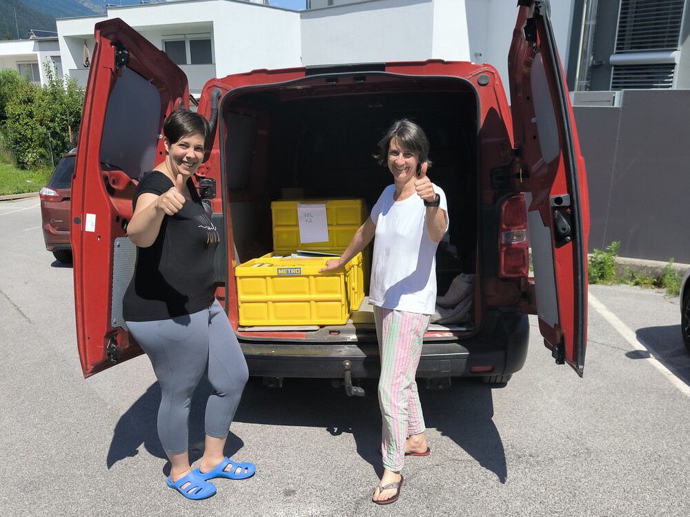 Abgeschlossen ist das Pfarrarchiv Völs noch nicht – aber zumindest abgeholt! Sekretärin Sarah freut sich wie es scheint!