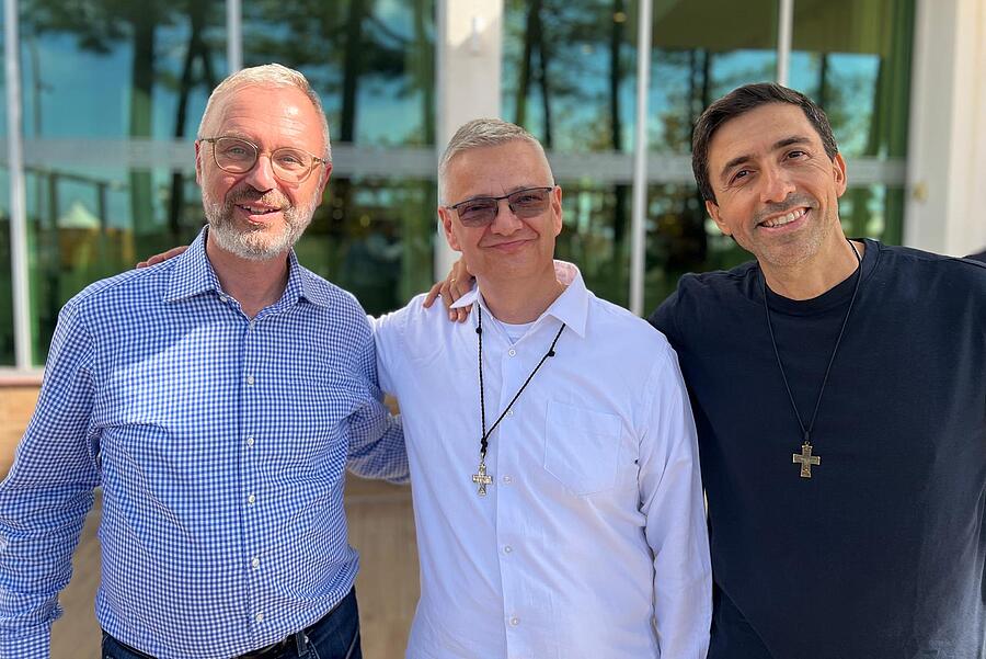 P. Piotr Chyla (Mitte) wurde zum neuen Euopakoordinator der Redemptoristen gewählt. P. Martin Leitgöb (links) und P. Lorenzo Gasparro (rechts) sind seine Konsultoren.