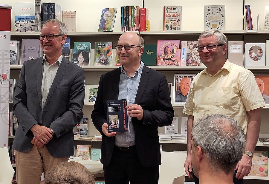 Tyrolia-Verlagsleiter Gottfried Kompatscher, Br. Leo Leeb und Franz Gmainer-Pranzl von der Uni Salzburg bei der Buchpräsentation in der Tyrolia-Buchhandlung am Wiener Stephansplatz. / Franz Helm SVD Tyrolia-Verlagsleiter Gottfried Kompatscher, Br. Leo Leeb und Franz Gmainer-Pranzl von der Uni Salzburg bei der Buchpräsentation in der Tyrolia-Buchhandlung am Wiener Stephansplatz.