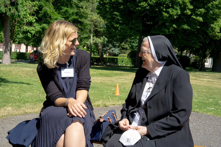 Das Bild zeigt eine Mitarbeiterin der ÖOK und eine Ordensfrau im Gespräch