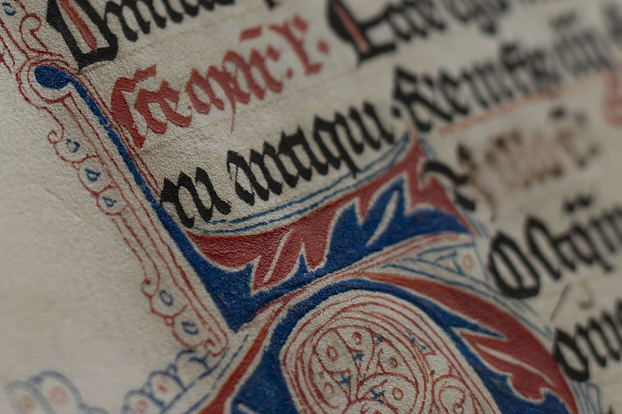 Rote und blaue Ornamente kommen in sogenannten Fleuronnée-Verzierungen besonders häufig vor. / Augustiner-Chorherrenstift Klosterneuburg Rote und blaue Ornamente kommen in sogenannten Fleuronnée-Verzierungen besonders häufig vor.
