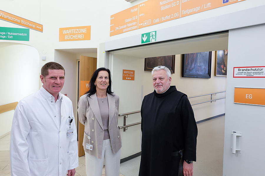 Gemeinsame Stationsbesichtigung (v. l.): Primar Elmar Heinrich (Facharzt Urologie) und Margareta Bruckner (Pflegedirektorin BHB) mit Frater Rudolf Knopp.