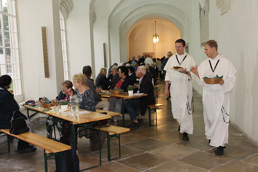 Das Festwochenende der Dominikaner wurde mit einem Kreuzgang-Heuriger mit Wiener Liedkunst, Wein und Heurigen-Schmankerln eröffnet.