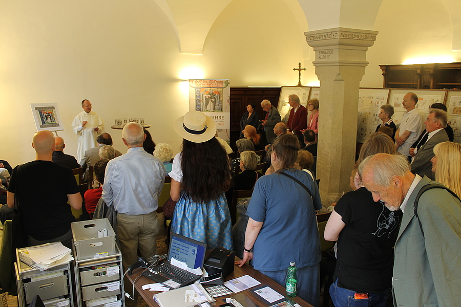 Im Anschluss an den Festgottesdienst wurde ein Sonderpostamt geöffnet und die Sonderbriefmarke „800 Jahre Dominikaner in Wien“ präsentiert.