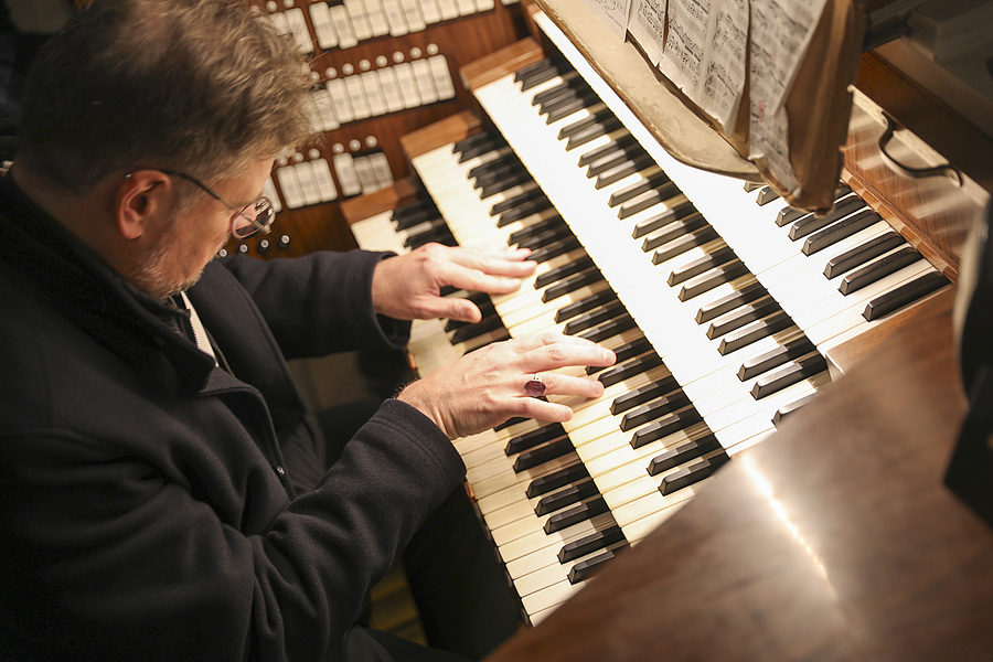 An der Wirkstätte von Anton Bruckner gab Propst Klaus Sonnleitner den Medienschaffenden eine Darbietung an der Bruckner-Orgel des Barockstiftes. / ÖOK/Elisabeth Mayr-Wimmer An der Wirkstätte von Anton Bruckner gab Propst Klaus Sonnleitner den Medienschaffenden eine Darbietung an der Bruckner-Orgel des Barockstiftes.