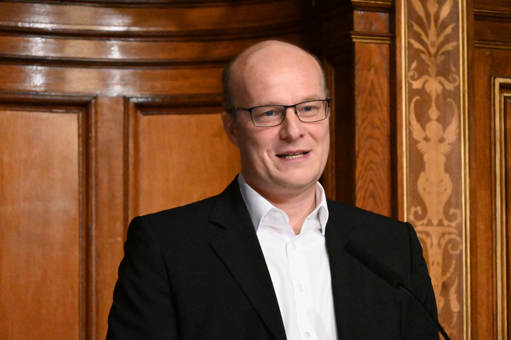 Der Wiener Medien- und Sozialethiker Prof. Alexander Filipović widmete sich auf der Schultagung ethischen Fragestellungen zu KI.