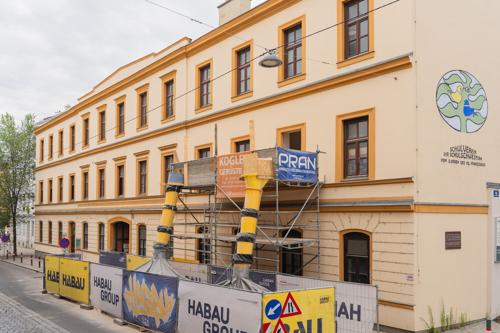 Apostelgasse Schule / ÖOK/Elisabeth Mayr-Wimmer, Elisabeth Mayr-Wimmer Das Bild zeigt die aktuelle Baustelle bei der Apostelgasse. Die Umbauarbeiten der Schule haben begonnen.