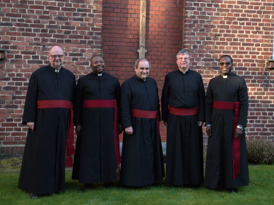Die neue Provinzleitung der Missionare von Mariannhill: P. Hubert Wendl, P. Herbert Mudzimu, Provinzial P. Christoph Eisentraut, P. Mario Muschik und P. Abidon Kabwe (v.l.). 