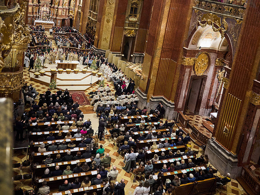Die barocke Melker Stiftskirche war zur Abtbenediktion von Ludwig Wenzl bis auf den letzten Platz gefüllt. / Franz Gleiß Die barocke Melker Stiftskirche war zur Abtbenediktion von Ludwig Wenzl bis auf den letzten Platz gefüllt.