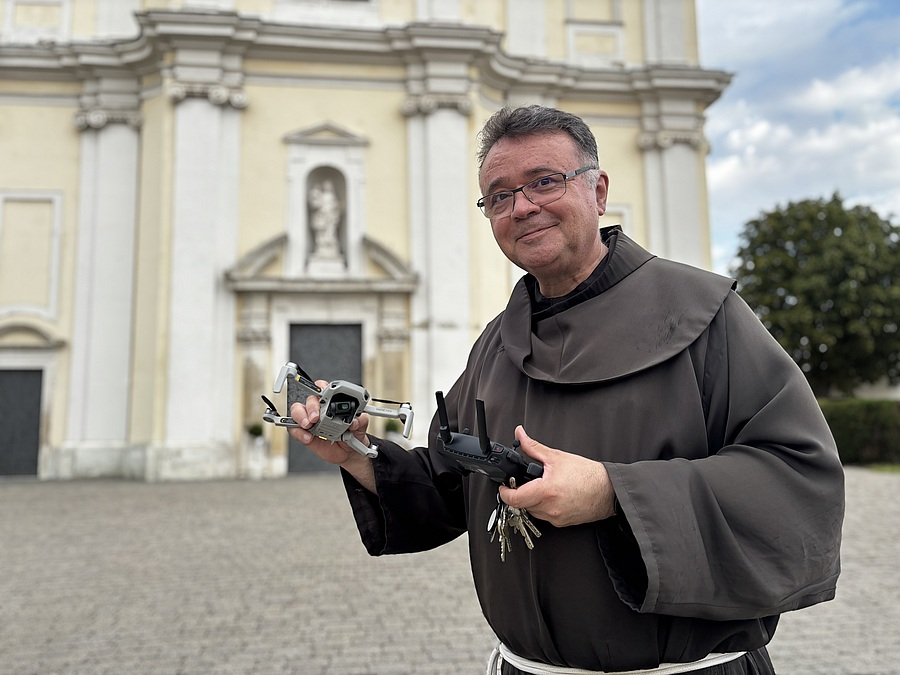 Der Franziskanerpater Thomas Lackner fliegt mit einer Drohne regelmäßig über Kirche und Kloster, beispielsweise um etwaige Schäden am Dach so früh wie möglich zu erkennen.