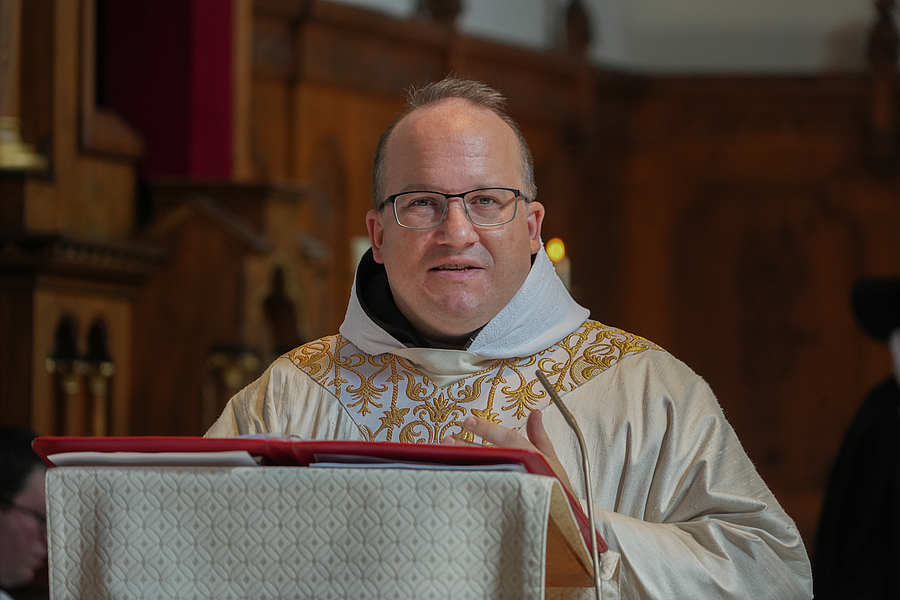 P. Adam Bergmann erinnerte in seiner Predigt daran, dass die Franziskanerkirche in Hall „recht häufig Ursprungsort vieler Lebens- und Berufungsgeschichten war“. / Cincelli/dibk P. Adam Bergmann erinnerte in seiner Predigt daran, dass die Franziskanerkirche in Hall „recht häufig Ursprungsort vieler Lebens- und Berufungsgeschichten war“.