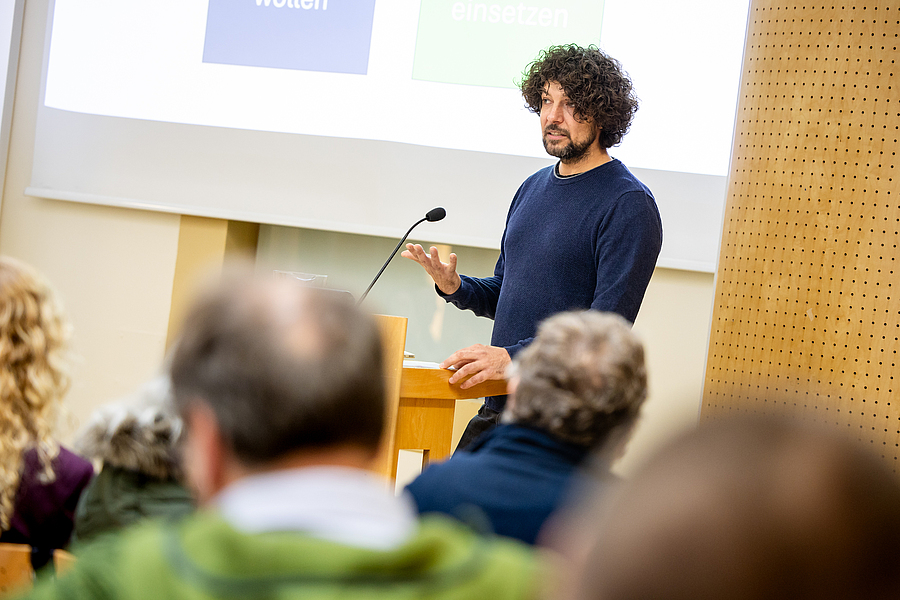 Thomas Zobernig, Geschäftsführer des offenen Kinder und Jugendzentrums „Sale für Alle“ in Wien, hielt den Festvortrag bei der Preisverleihung.