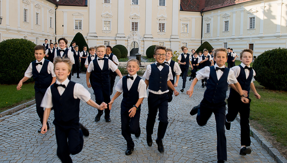 Archivaufnahme der Altenburger Sängerknaben bei einem Auftritt im Stift Altenburg.