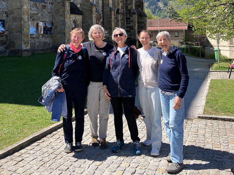 Sr. Rita Höllwerth, Sr. Maria Gabriela Unterluggauer, Sr. Franziska König, Sr. Anne Buchholz und Sr. Karolina Schweihofer beteiligten sich am 25. und 26. April 2026 an Aktionen der Religions for Future-Bewegung in Salzburg.