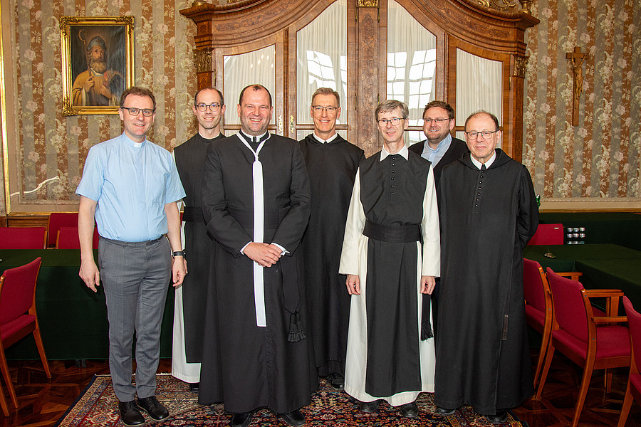 H. Manfred Krautsieder, P. Tarcisius Sztubitz, H. Tassilo Lorenz, P. Daniel Sihorsch, P. Bernhard Prem, P. Alois Köberl und P. Josef Haspel (v.l.) trafen sich im Stift Klosterneuburg zum Austausch.