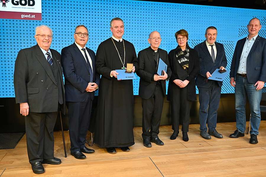 Die Ausgezeichneten und ihre Laudatoren: Helmut Skala, Roland Gangl, Abt Patrick Schöder, Bischof Klaus Küng, Maria Raphaela Hölscher, Norbert Schnedl und Eckehard Quin (v.l.).
