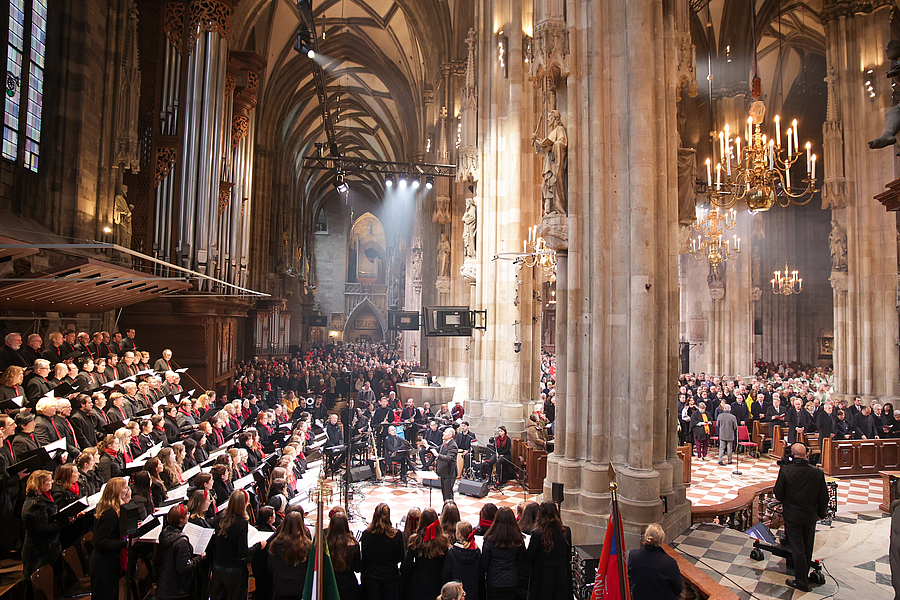 110 Sänger:innen aus vier Chören, ein Kinder- und ein Jugendchor aus der Erzdiözese Wien sorgten unter der Leitung von Michal Kucharko für die musikalische Gestaltung.