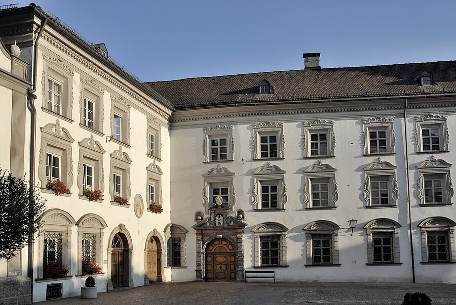 Seit 1912 lebt die Kongregation der Töchter des Herzens Jesu im ehemaligen Haller Damenstift.