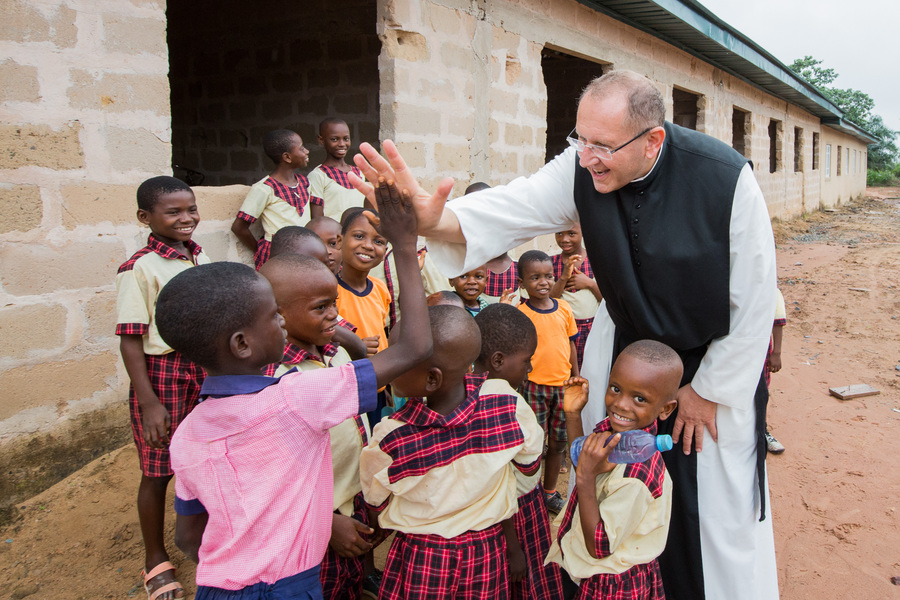 P. Karl Wallner mit Kindern in Afrika: Begegnungen wie diese haben seine zehn Jahre als Missio-Nationaldirektor geprägt und seinen Blick auf die Weltkirche nachhaltig verändert. 