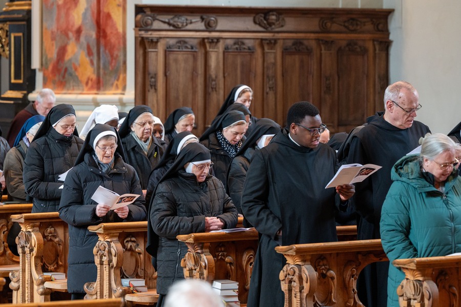 Mehr als 100 Ordensleute feierten in der Stiftskirche Wilten eine Vesper anlässlich des Tages des geweihten Lebens.