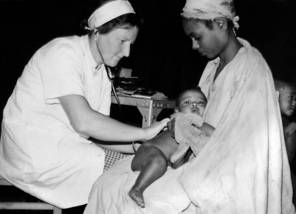 Sr. Erna Stocker-Waldhuber beim Abhören eines kranken Kindes im Spital Attat.
