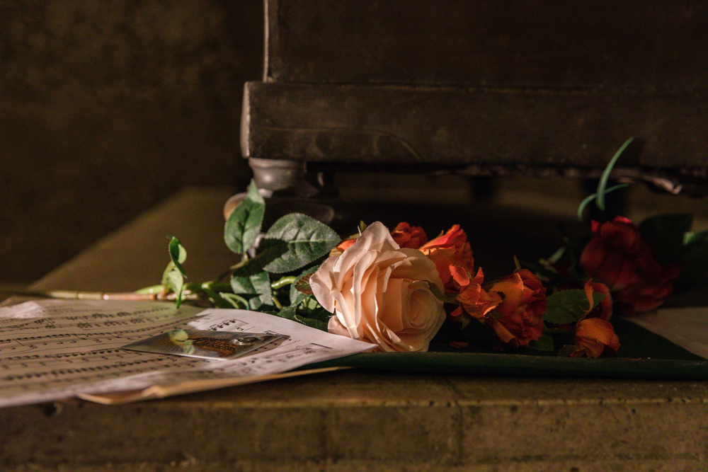 Abb. 2: Blumen vor einem Sarkophag in der Kapuzinergruft © ÖOK/ Elisabeth Mayr-Wimmer