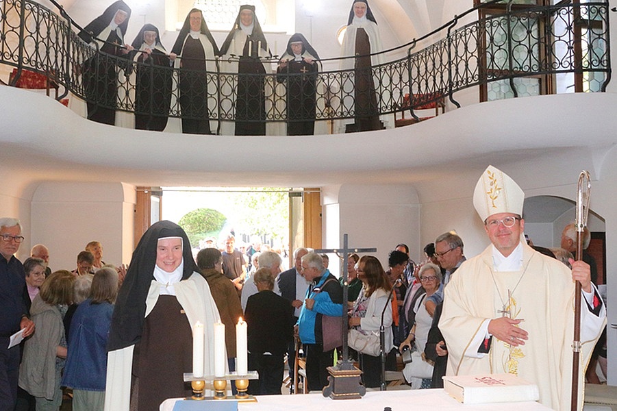 Mit einem Festgottesdienst mit Weihbischof Johannes Freitag feierten die Bärnbacher Karmelitinnen den 50. Weihetag ihres Klosters.