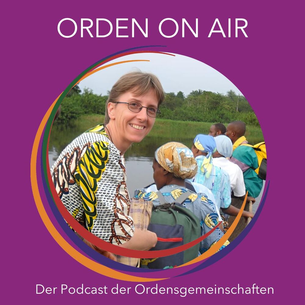 Sr. Brigitta Raith bei einer Fahrt mit dem Einbaum im Urwald der DR Kongo