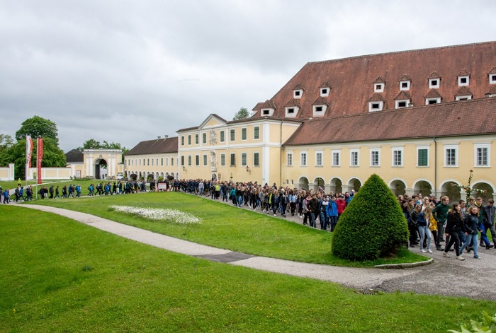 Wallfahrt / © Jack Haijes, Jack Haijes Wallfahrt der Landwirtschafstschulen OÖ, Motto „Der Stein schwimmt“.
Foto: Jack Haijes