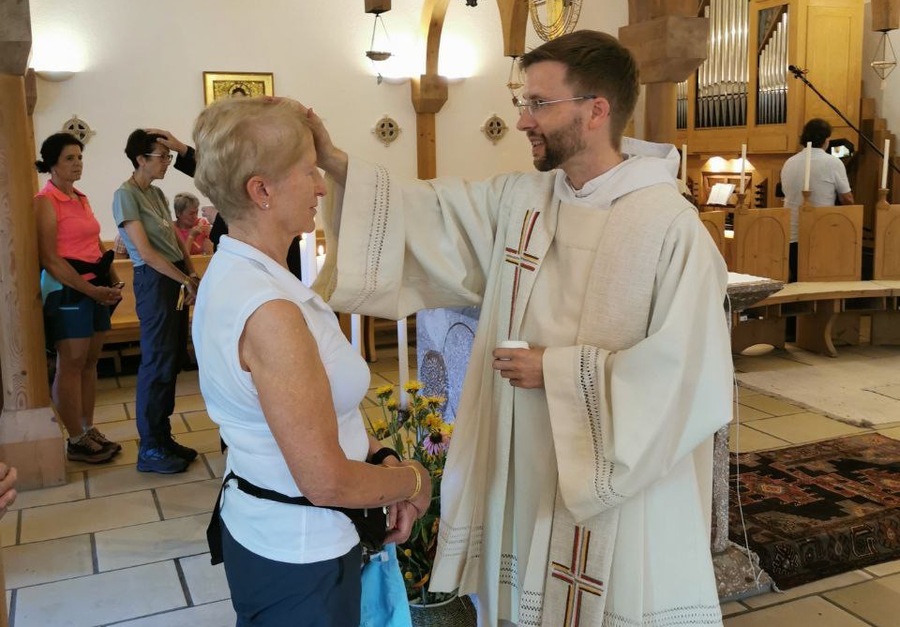 In der Klosterkirche bestand die Möglichkeit, von Br. Benedikt Hödlmoser den Pilgersegen zu erhalten.